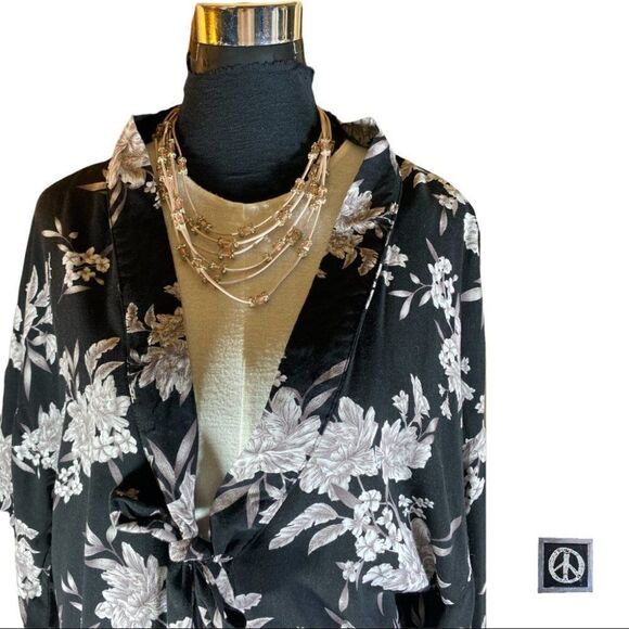 $10$ add SPIRITUAL gangster- MAYA floral kimono wrap with tie front & pockets. - Picture 8 of 13